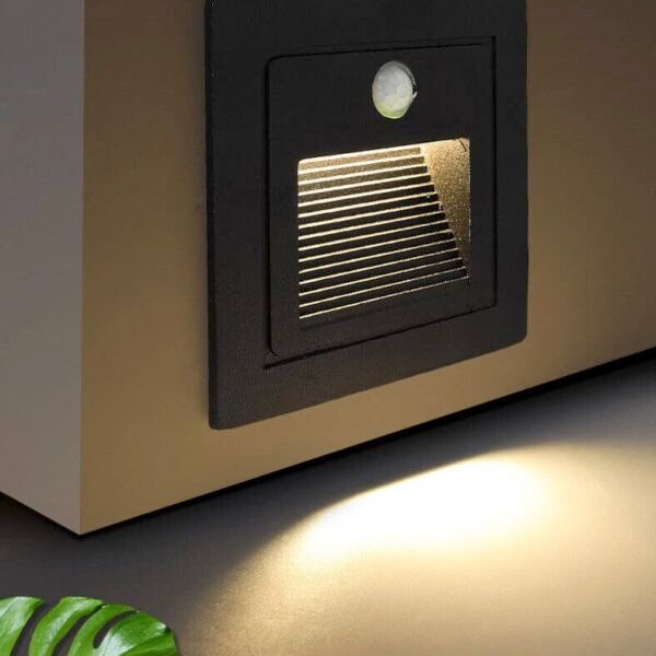 ONE WAY WALL LIGHT